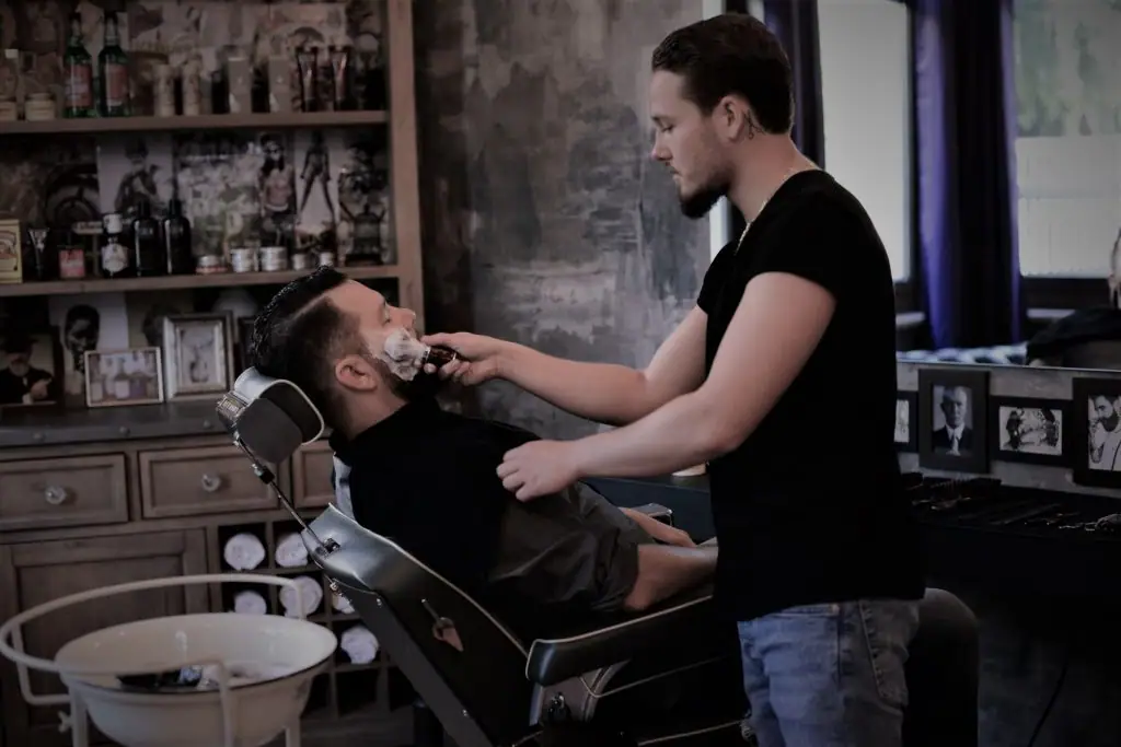 Barbier bei der Arbeit